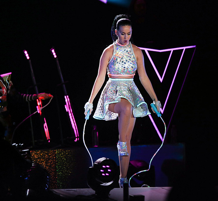 Katy Perry pula corda no palco