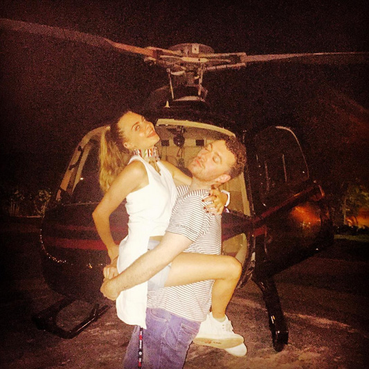 Sam Smith passeia de helicóptero com Cara Delevingne