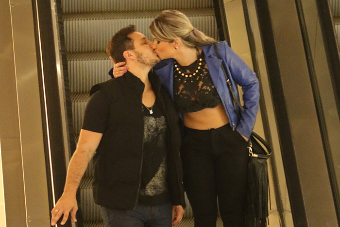 Fani Pacheco beija o namorado em shopping