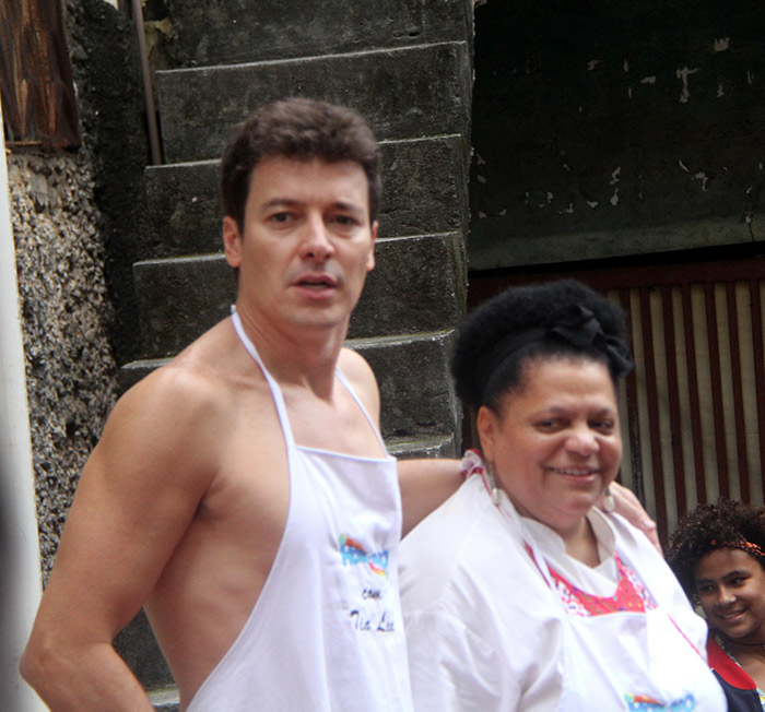 Rodrigo Faro aposta em avental e sunga para gravação no Rio