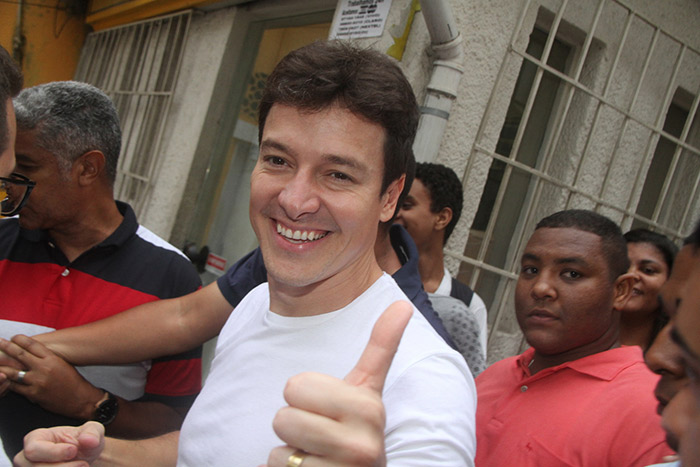  Rodrigo Faro aposta em avental e sunga para gravação no Rio