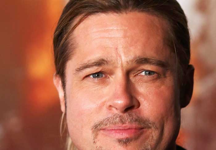 Por incrível que pareça, Brad Pitt, que sempre procura ter sua vida particular bem reservada, também foi alvo de pessoas má intencionadas. Em 1995, ele foi flagrado por paparazzi em um nu frontal, enquanto curtia férias.