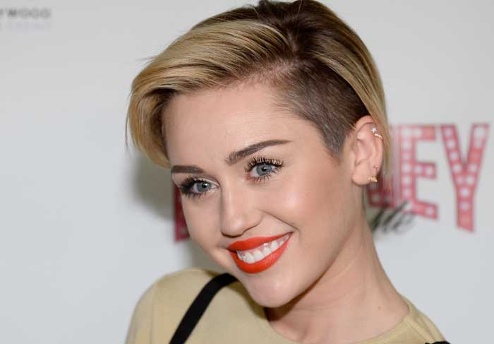 Miley Cyrus sempre foi polêmica e cheia de atitude, mas ficou surpresa quando. em 2008, ela viu um número generoso de fotos suas vazarem na internet. Mais uma vez uma artista foi alvo de hackers e teve seu íntimo exposto para a mídia e para quem quisesse ver. 