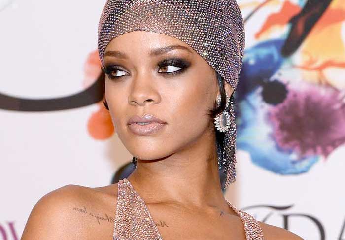 Em 2014, Rihanna foi mais uma famosa que viu suas fotos nuas “viralizarem” pela internet. Os cliques, feitos no camarim de um show, se espalharam rapidamente pela internet, mas ela não se importou muito. Sempre cheia de personalidade e auto confiança, Riri não se pronunciou com relação às fotos.