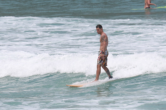 Juliano Cazarré mostra habilidade no surfe em praia no Rio