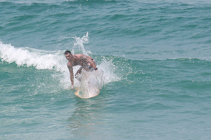 Juliano Cazarré mostra habilidade no surfe em praia no Rio