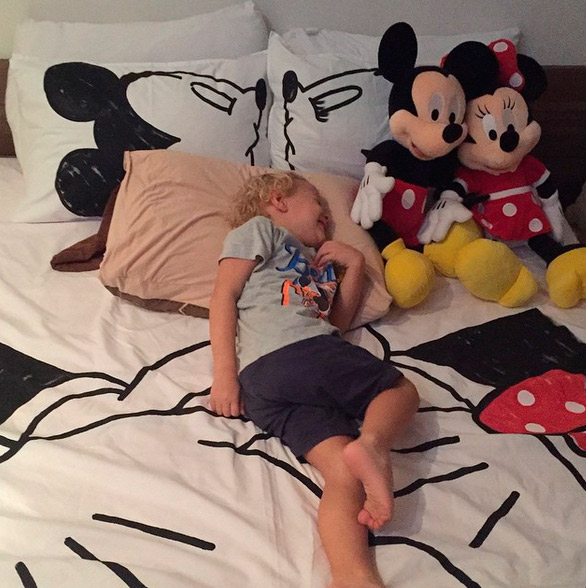 A decoração do quarto onde ele dorme é toda inspirada nos personagens da Disney