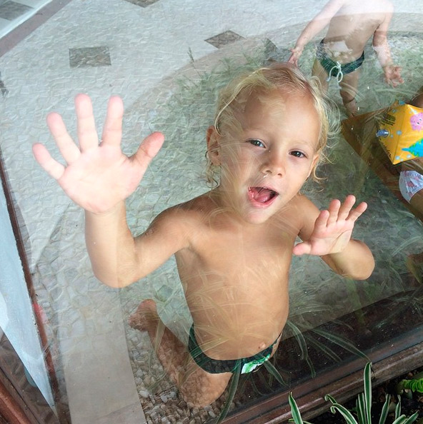 Sempre fazendo pose, o clima de piscina sempre rende boas fotos