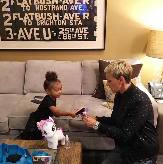 Filha de Kim Kardashian brinca com Ellen Degeneres