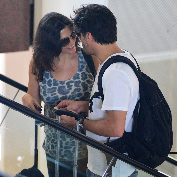 Helena Ranaldi embarca no Rio com beijos do namorado