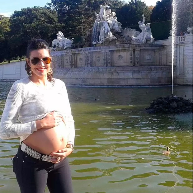Ex-BBB Mariana mostra o barrigão de grávida na Europa