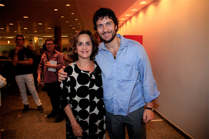 Gabriel Braga Nunes prestigia a mãe em pré-estreia de peça