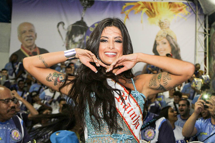 Aline Riscado é coroada rainha de bateria da Tucuruvi