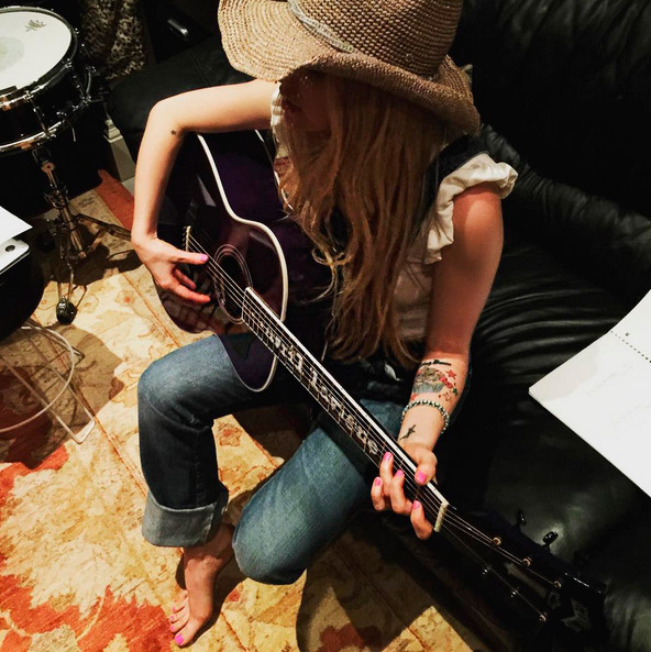 Avril Lavigne sugere reconciliação com ex-marido