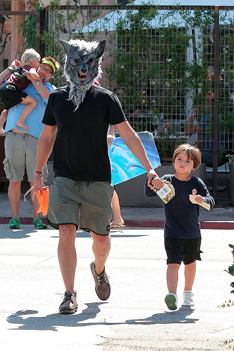 Orlando Bloom usa máscara de lobo em passeio com o filho