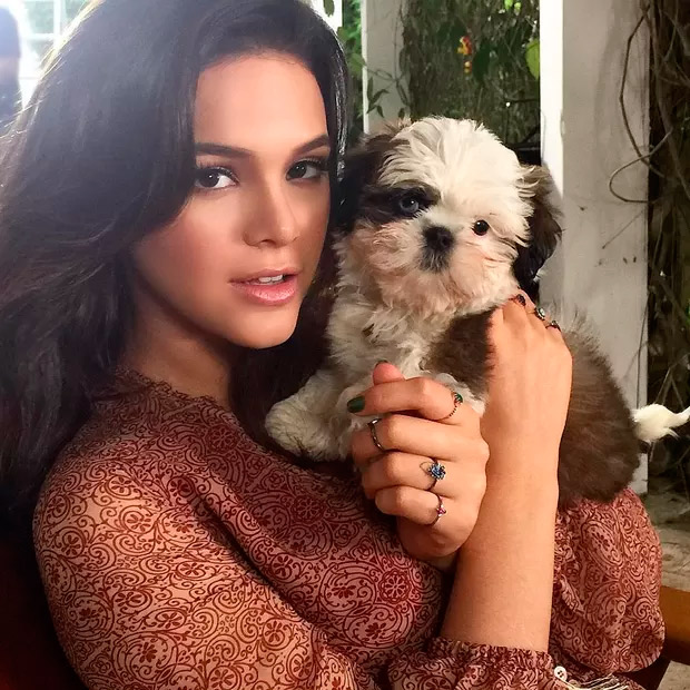 Bruna Marquezine leva novo cachorrinho para sessão de fotos