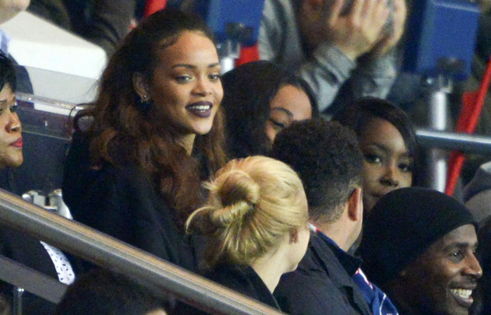 Ronaldo assiste jogo de futebol ao lado de Rihanna