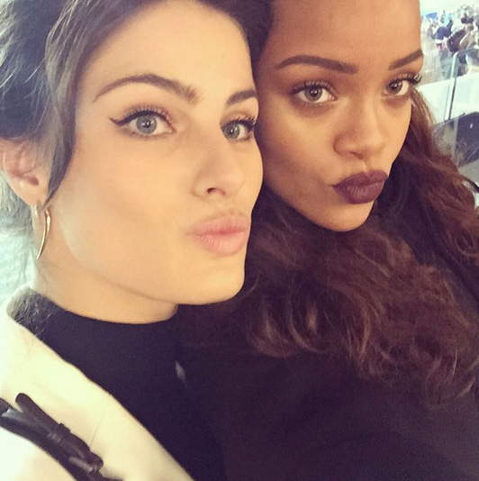 Isabeli Fontana e Rihanna tiram selfie juntas