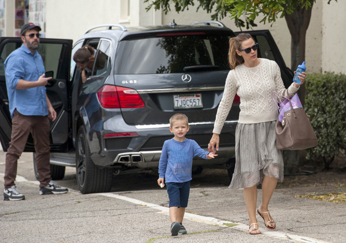 Ben Affleck e Jennifer Garner passeiam juntos com os filhos