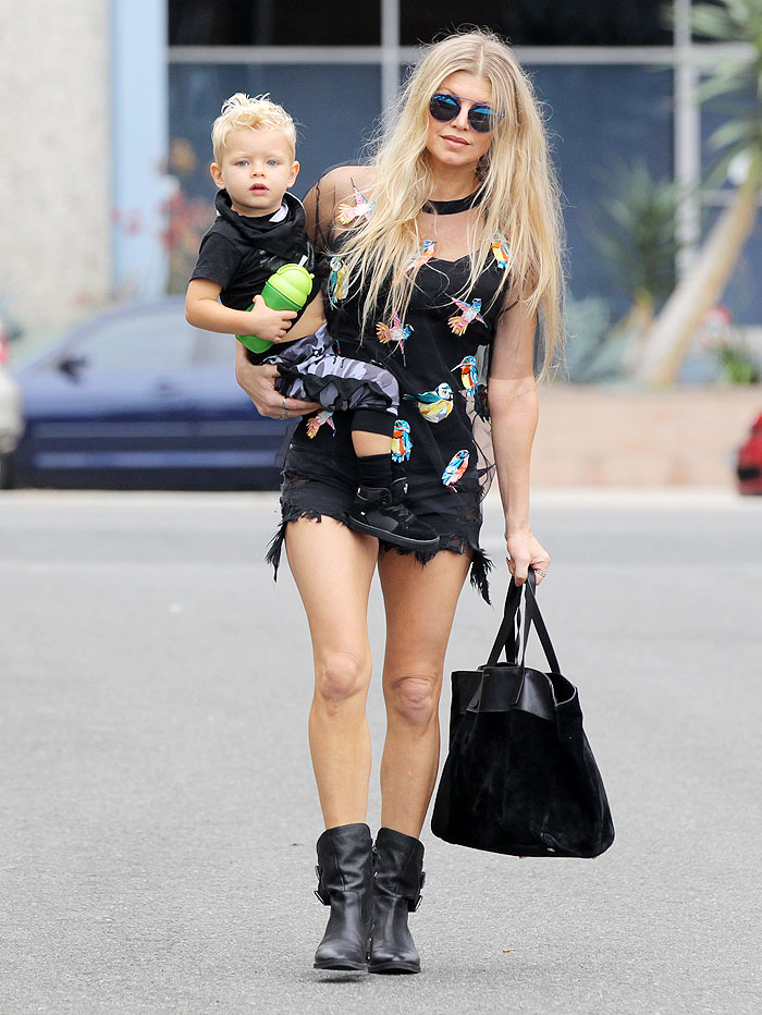 Aos 40 anos, Fergie mostra boa forma em passeio com o filho