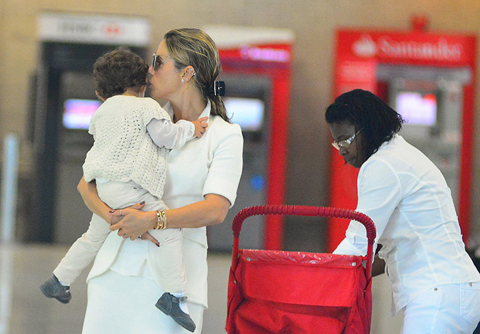  Anitta tira foto com fãs em aeroporto no Rio de Janeiro