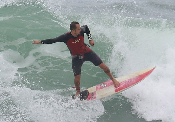 Paulo Vilhena aproveita a manhã para surfar