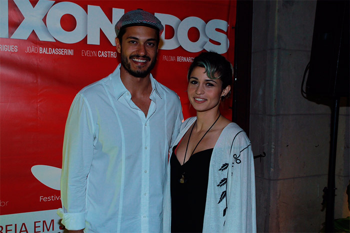 Raphael Vianna e Nanda Costa com largo sorriso no rosto