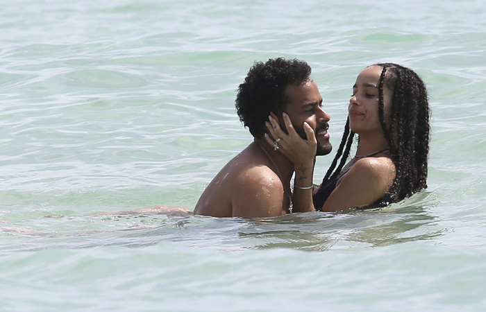  Filha de Lenny Kravitz surge em clima de romance em praia