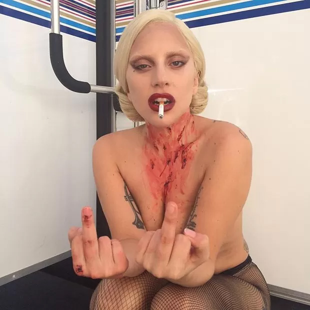 Lady Gaga posa de topless nos bastidores de AHS: Hotel