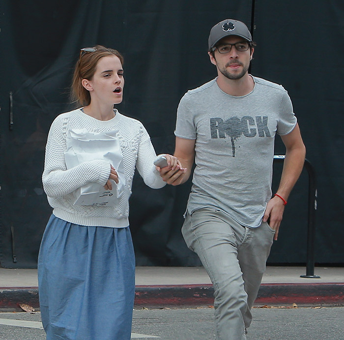 Emma Watson aparece de mãos dadas com suposto novo namorado