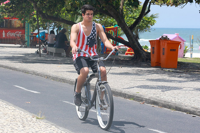 Enzo Celulari deixa os músculos de fora em passeio de bike