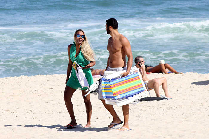 Roberta Rodrigues troca beijinhos com o namorado na praia 