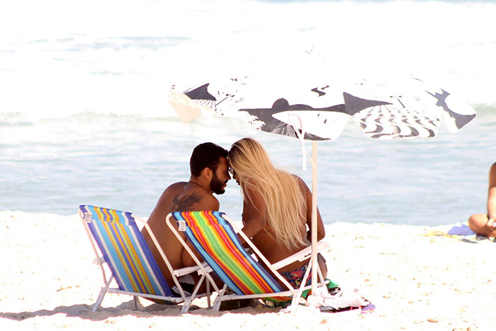 Roberta Rodrigues troca beijinhos com o namorado na praia 