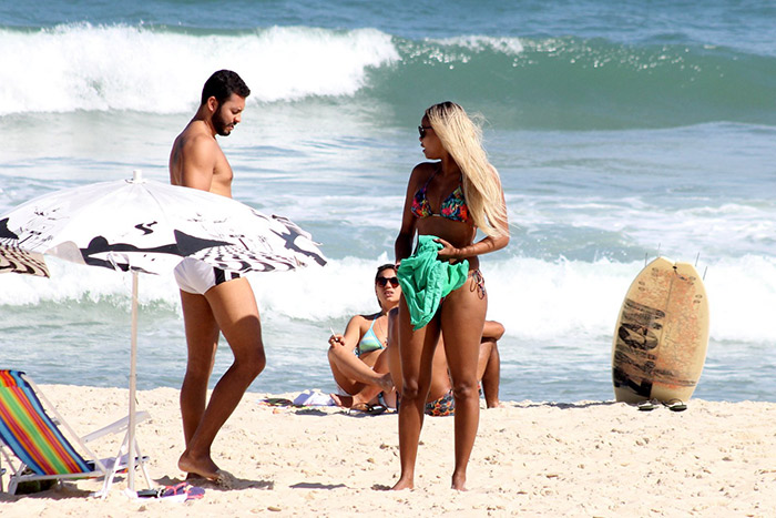 Roberta Rodrigues troca beijinhos com o namorado na praia 