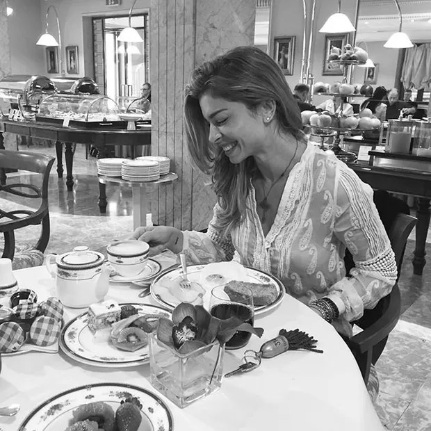 Grazi Massafera toma café da manhã em hotel na Itália