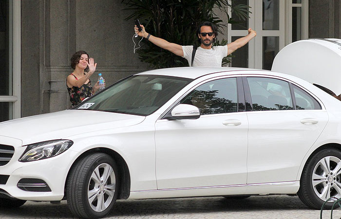 Rodrigo Santoro abre os braços ao chegar em hotel no Rio