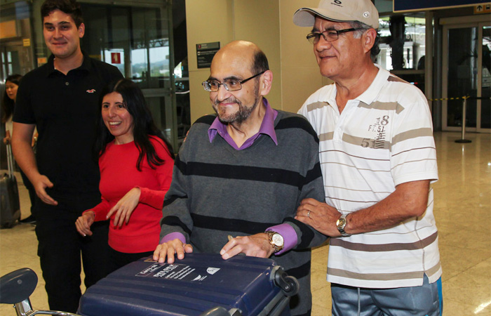 Edgar Vivar tira fotos com fãs ao chegar em São Paulo