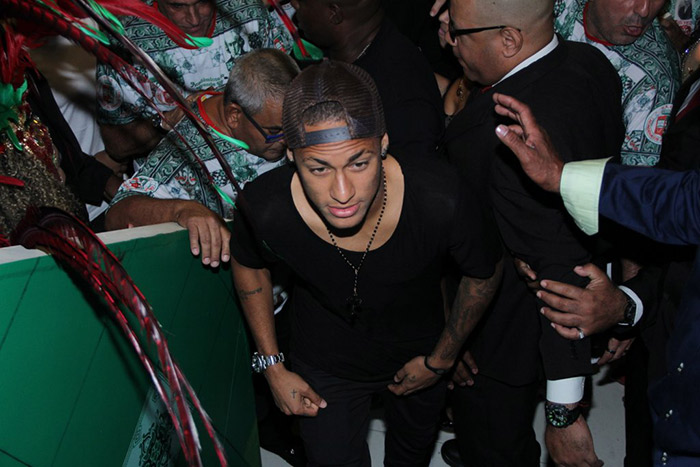 Neymar entrega coroa de Rainha de Bateria à Paloma Bernardi