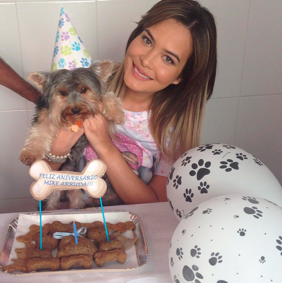 Geisy Arruda faz festa de aniversário para seu cachorrinho