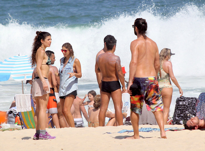 Flávio Tolezani beija muito em praia carioca