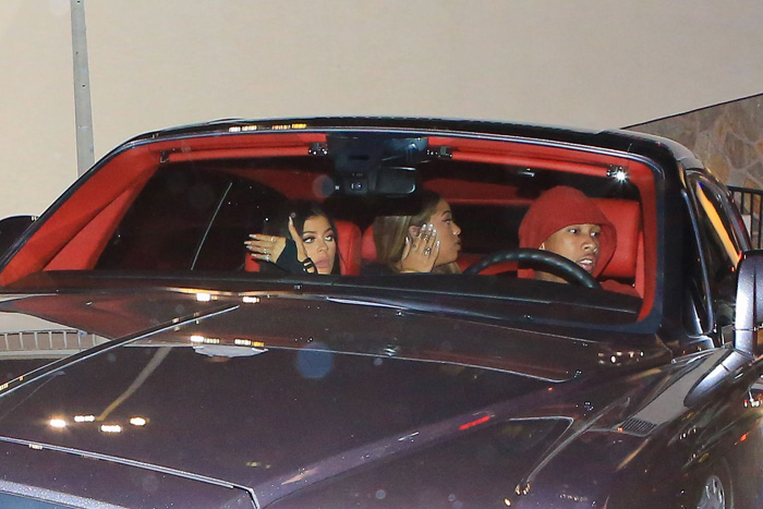 Kylie Jenner acompanha Tyga em noite de show