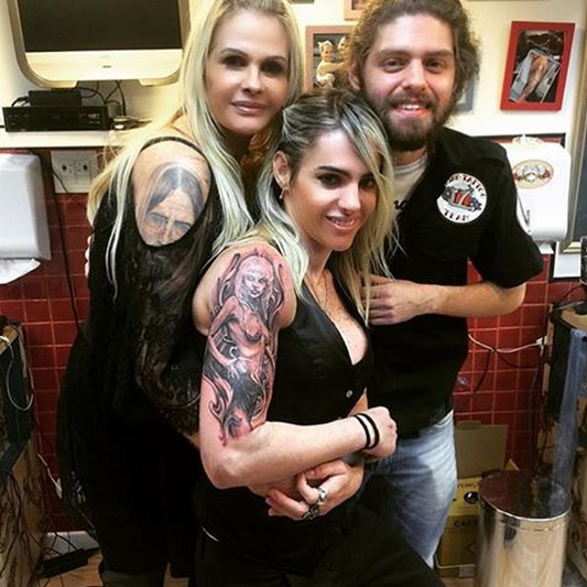 Cacá Werneck homenageia Monique Evans com tatuagem