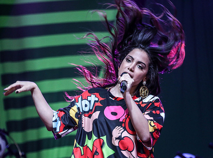 Anitta consegue resistir aos doces durante show 