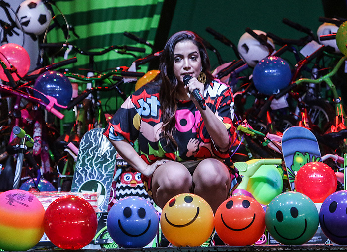 Anitta consegue resistir aos doces durante show 