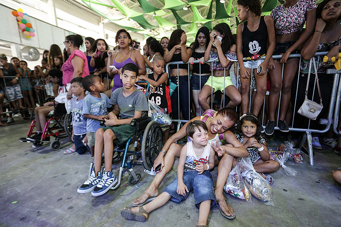 Anitta consegue resistir aos doces durante show 