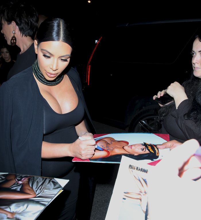 Kim Kardashian e Kylie Jenner abusam do decote em evento