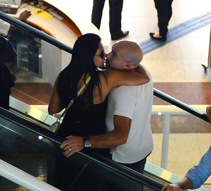 Gretchen troca beijos com marido em aeroporto