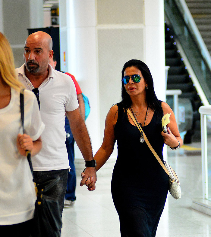 Gretchen troca beijos com marido em aeroporto