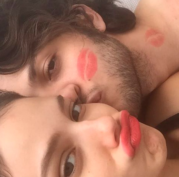 Fofura! Laura Neiva deixa marca de beijo em Chay Suede 