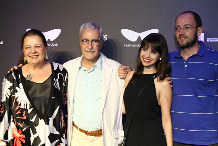 Com cabelo rosa, Nanda Costa prestigia premiação no Rio